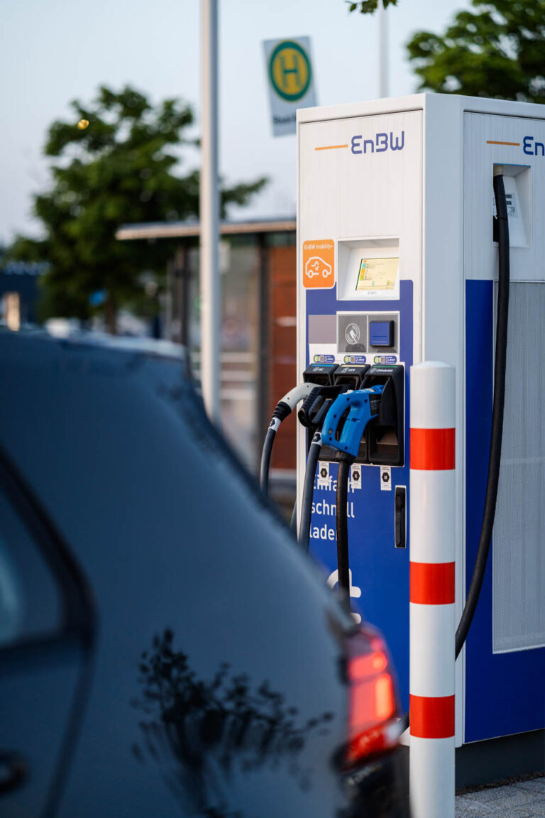 Elektroladesäule mit E-Auto davor