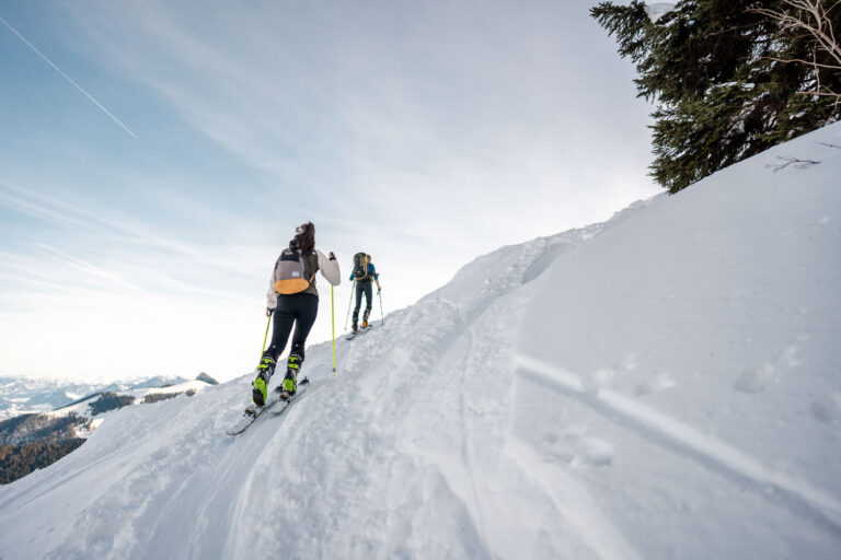 zwei Skitourenläufer gehen den Berg hinauf