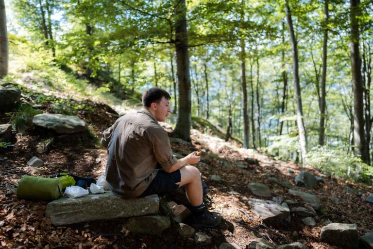 Wanderer beim Pause machen im Wald