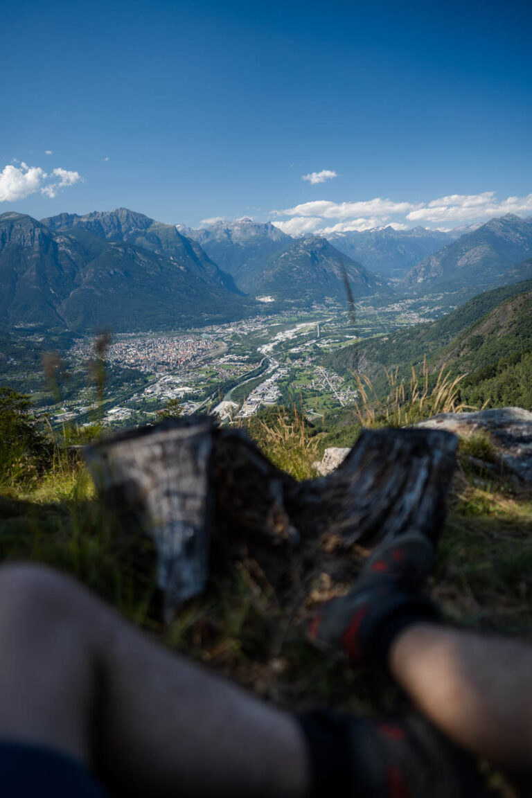 Blick ins Tal mit Bergen im Hintergrund