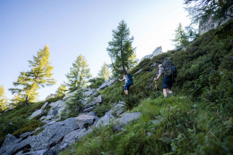 Zwei Wanderer die den steilen Berg besteigen