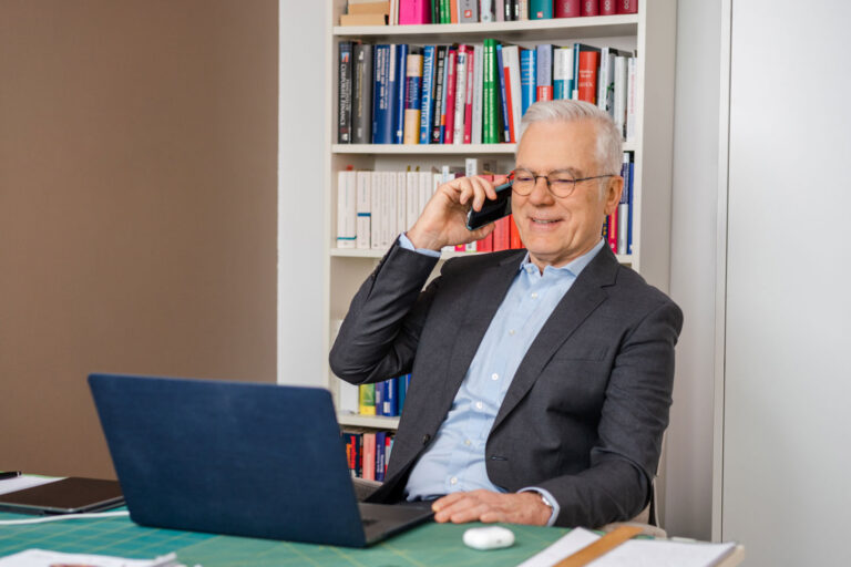 Businessmann am Telefonieren im Büro