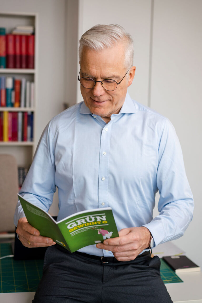 Politiker liest im Büro eine Broschüre